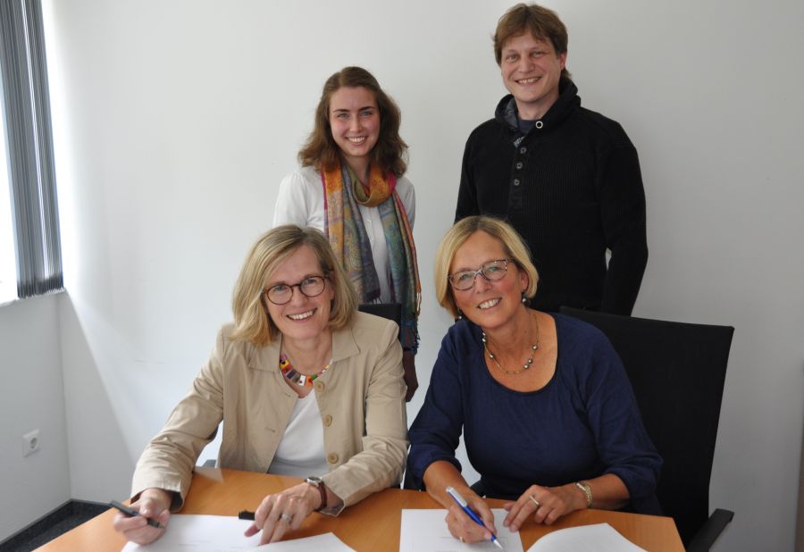 Bildungspartnerschaft besiegelt: (von links) Kirsten John-Stucke, Museumsleiterin, Dina Peppmöller, Kreismuseum Wewelsburg, Schulleiterin Marion Friese-Ruff, Ansprechperson des Maria-Stemme-Berufskollegs (der namentlich nicht genannt werden möchte) (Foto: Kreismuseum Wewelsburg)